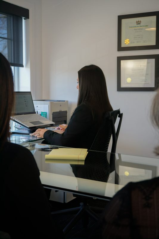 rencontre trois personnes bureau